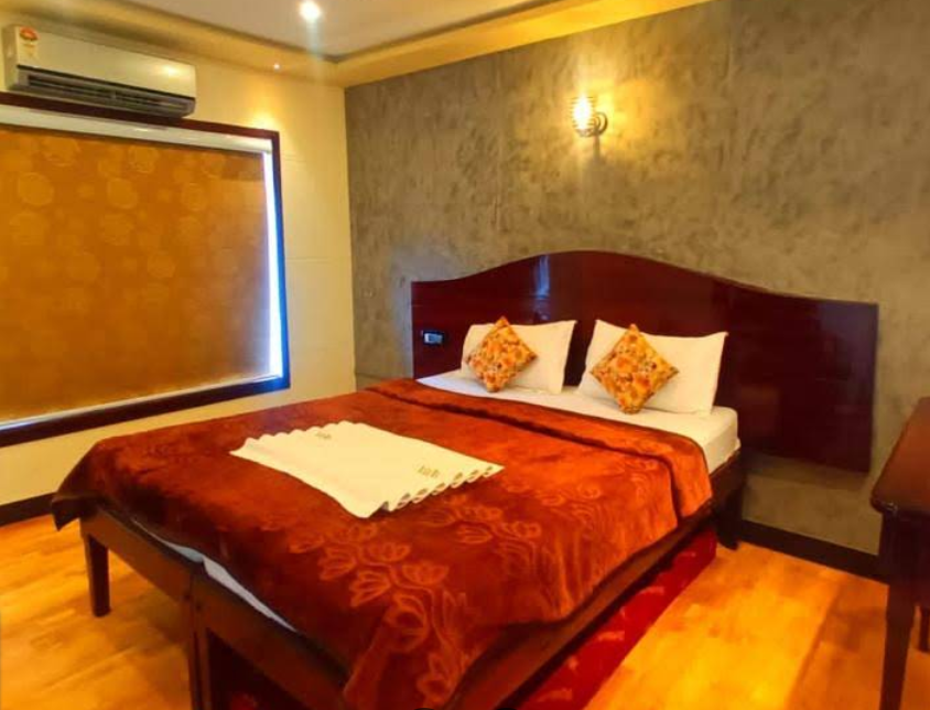 2 Bed room Luxury Houseboat
